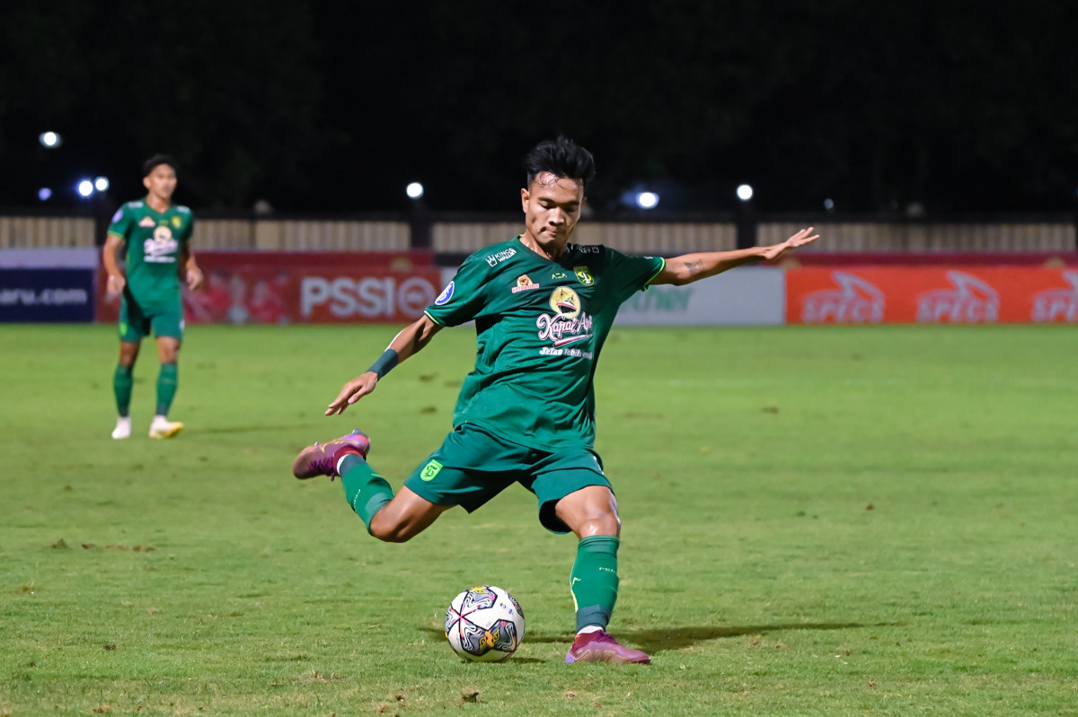 Pelatih Persebaya Surabaya Aji Santoso Pertahankan Rekor Tak Terkalahkan Melawan Arema FC