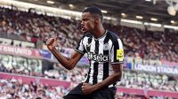 Alexander Isak of Newcastle United celebrates scoring the equalising goal during the Premier League match between West Ham United and Newcastle Utd at London Stadium on October 8, 2023.